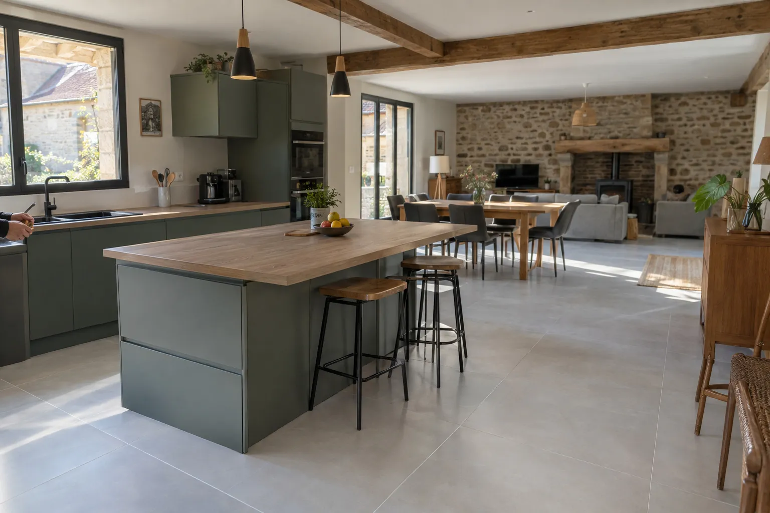 Cuisine ouverte terminée, sol en grès cérame gris clair